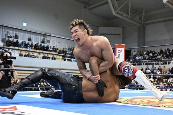 ドリラ・モロニー(下)をアームロックで攻める上村優也