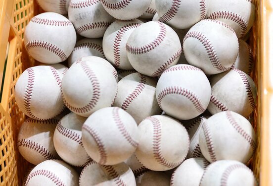 亀梨は地元の少年野球チームにJ号ボールを寄贈した(写真はイメージ)