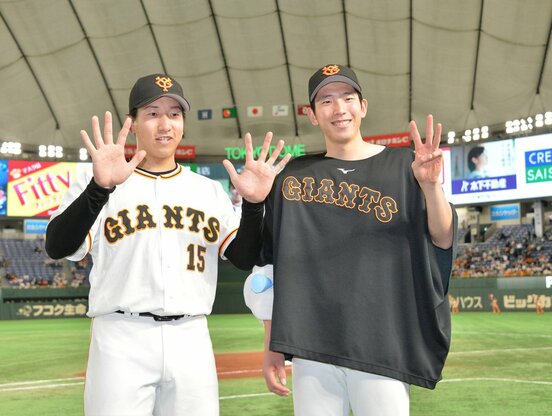  １０Ｓをアピールする巨人・大勢(左)と今季３勝目の戸郷（東スポWeb）