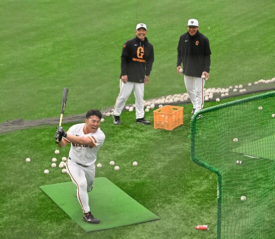 打撃練習をする浅野翔吾（左）と阿部監督（中）