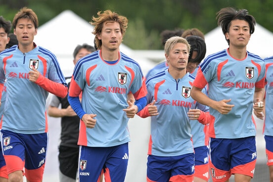 ランニングする瀬古歩夢(左から2人目)