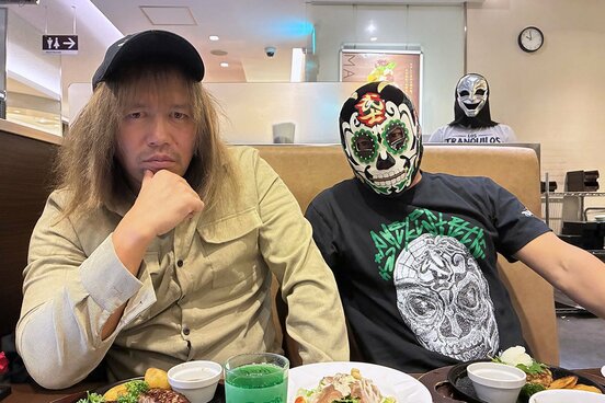 内藤哲也（左）とＢＵＳＨＩ。後方にはＸの姿が…