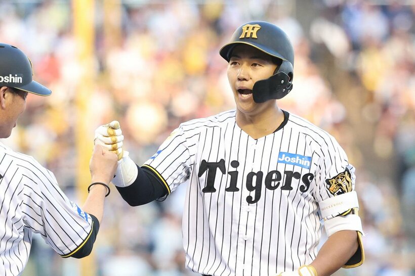 一軍初打席で中前打を放ち、ドヤ顔の阪神ドラフト１位・立石正広(右)