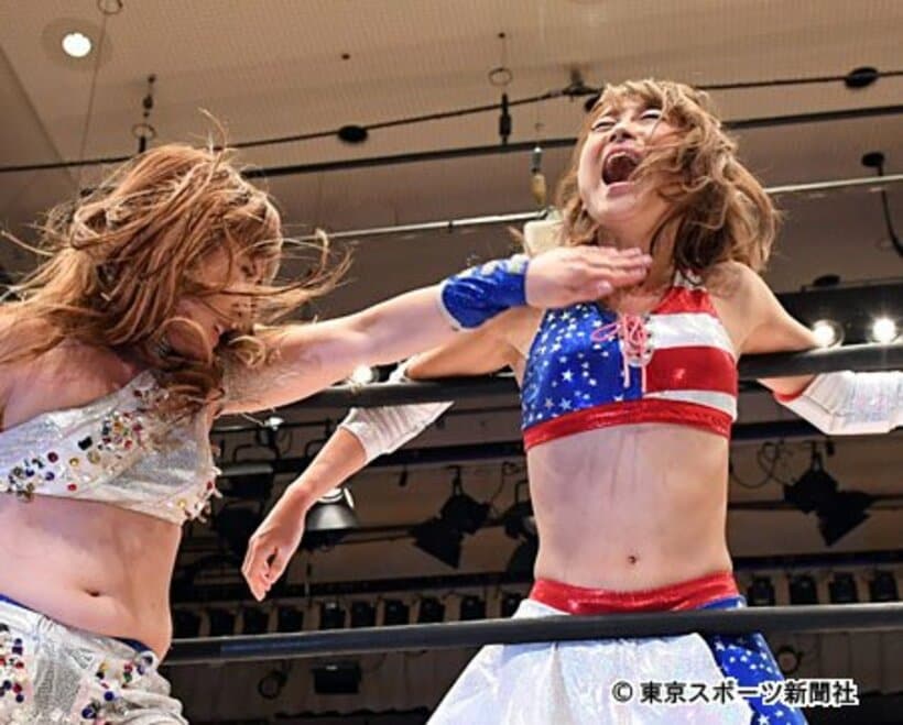 ロープに固定されチョップを受けた鈴木奈々