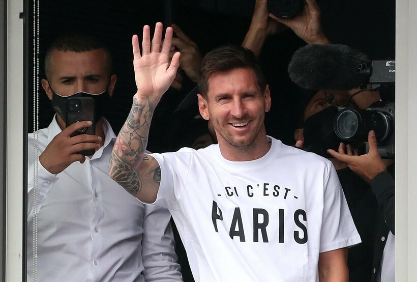  「ＰＡＲＩＳ」Ｔシャツでパリに到着したメッシは笑顔で手を振る（ロイター）