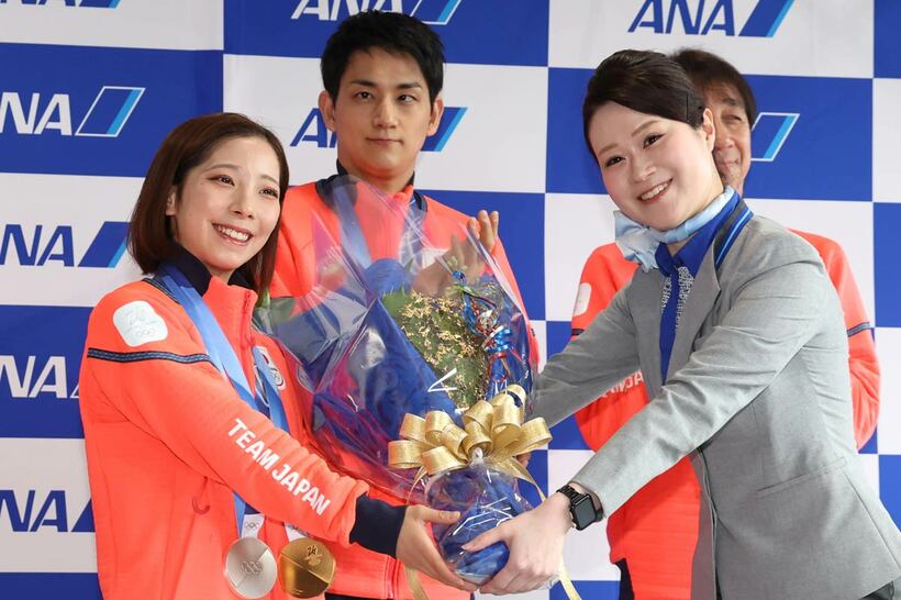 帰国して花束を贈呈されたりくりゅうペア（三浦璃来、木原龍一）