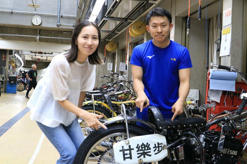 廿楽歩(右)を取材した渚