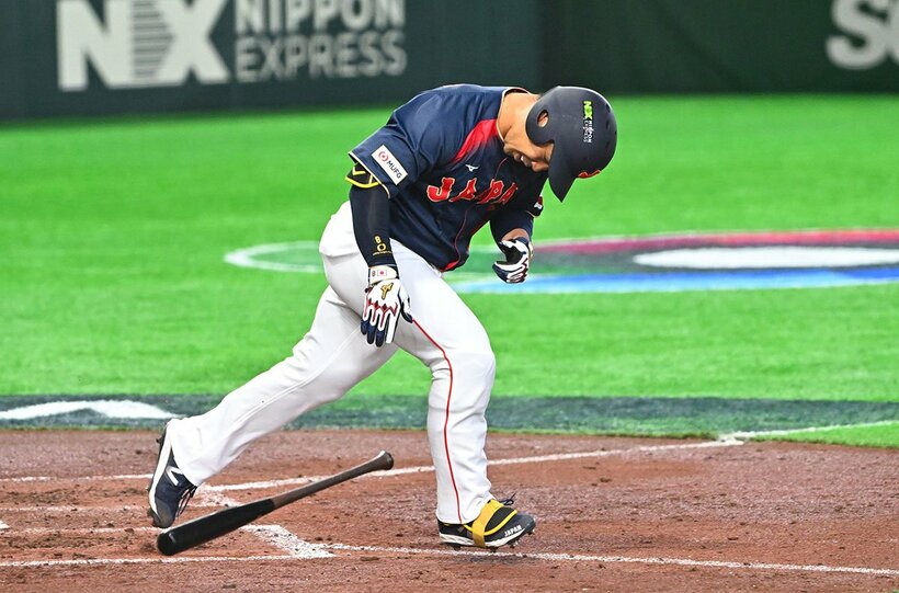 ２回二死一、二塁から一ゴロに倒れ、肩を落とす近藤健介