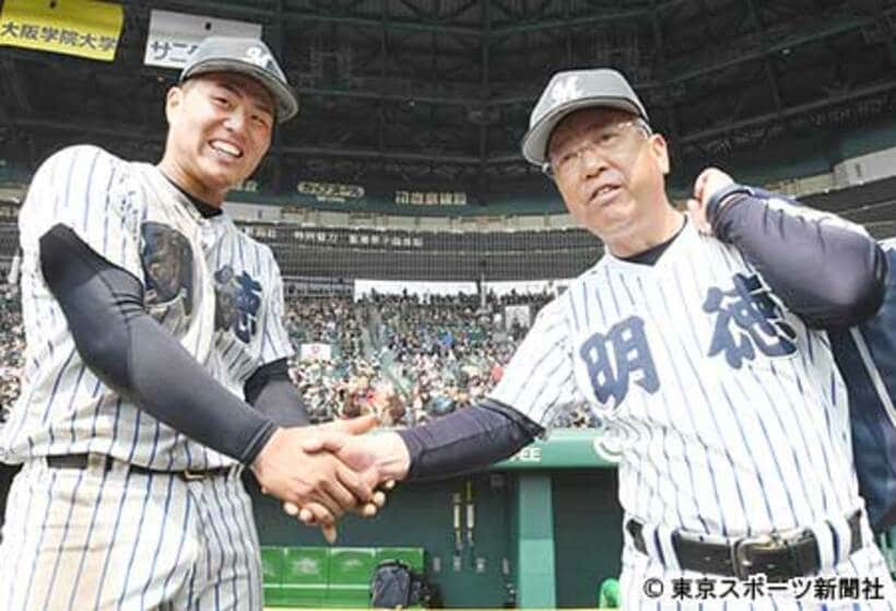  サヨナラホームランを放った谷合悠斗（左）と握手する馬渕史郎監督