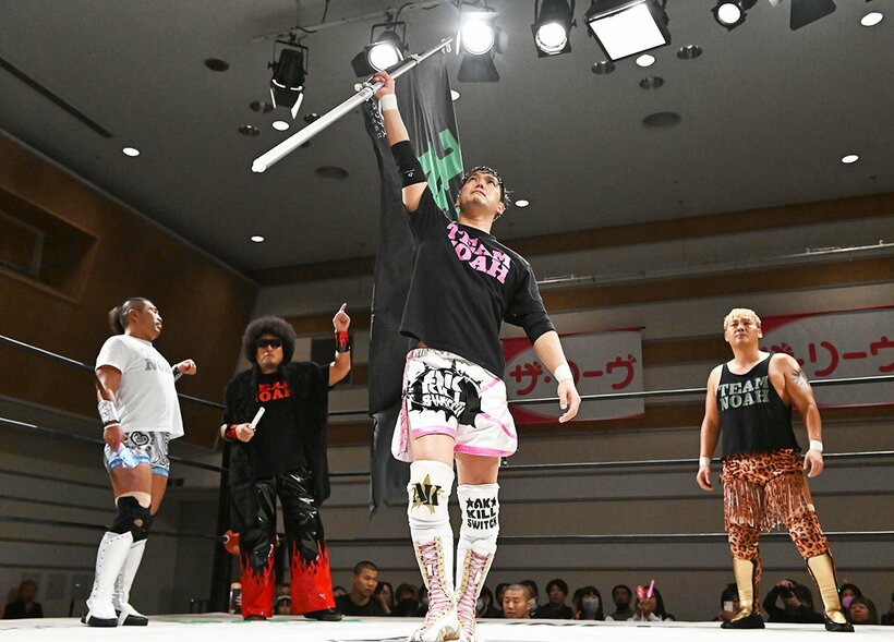 「チーム・ノア」の旗を高々と掲げる新リーダー・小峠篤司(手前)。後方左から大原はじめ、Ｈｉ６９、モハメドヨネ