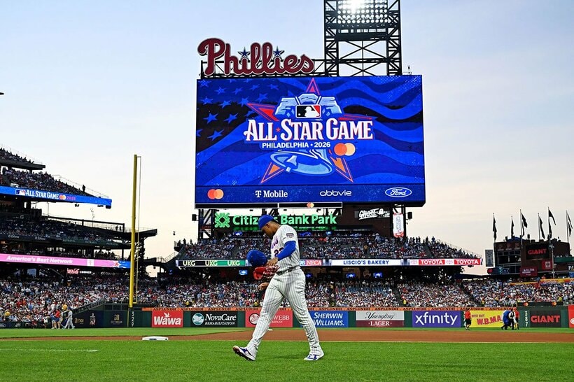 試合前にグラウンドを歩くフアン・ソト。今年のＭＬＢオールスターゲームはスター選手の辞退が相次いだ（ロイター）