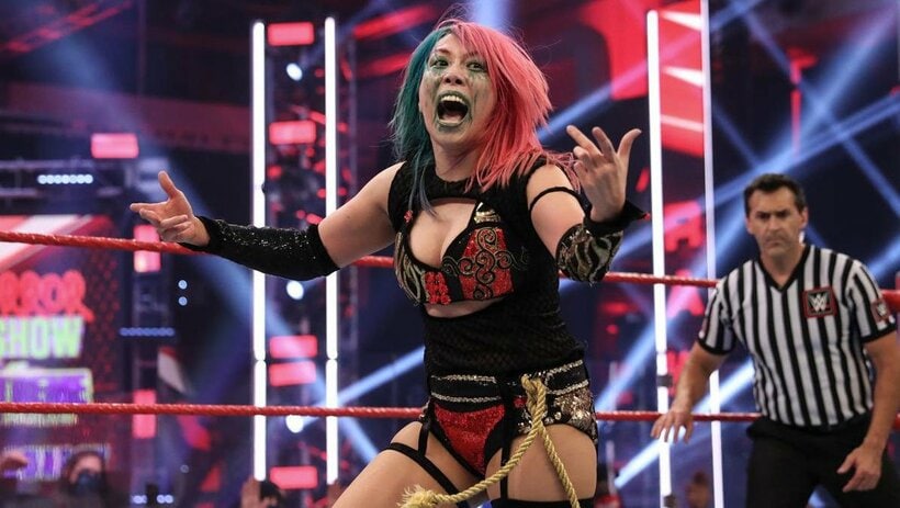  アスカはシャーロットとの一騎打ちを制して王座戦線に踏みとどまった（2021 WWE, Inc. All Rights Reserved.）