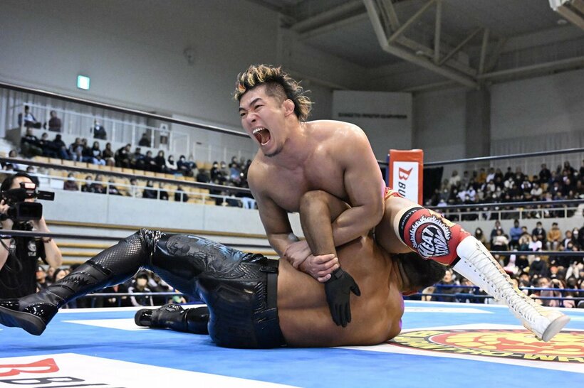 ドリラ・モロニー(下)をアームロックで攻める上村優也