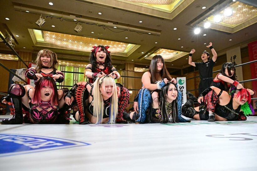 H.A.T.E.に総攻撃する（左から）梨杏、伊東麻希、コグマ、古沢稀杏