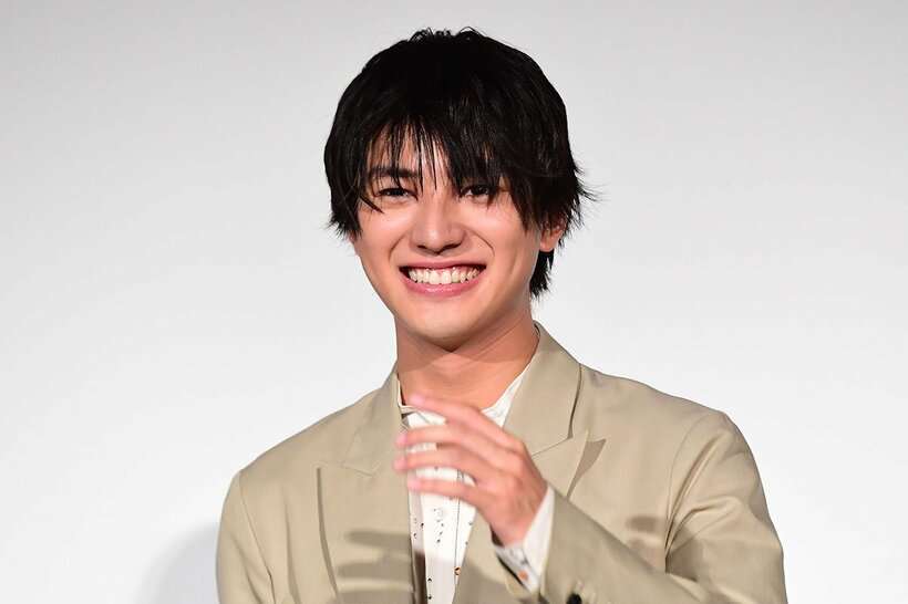 初主演映画の舞台挨拶に登壇した荒木飛羽
