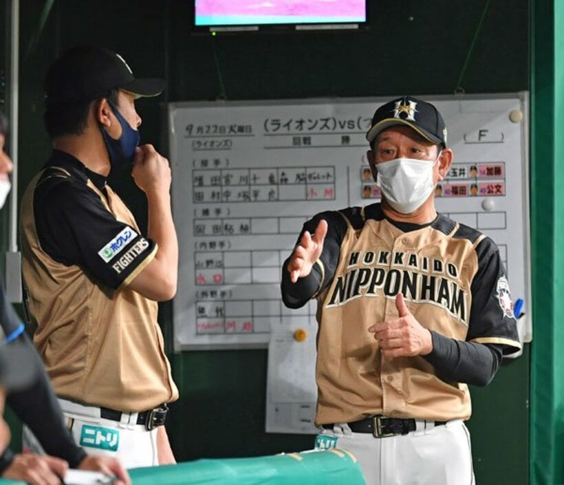  日本ハム・栗山監督（右）