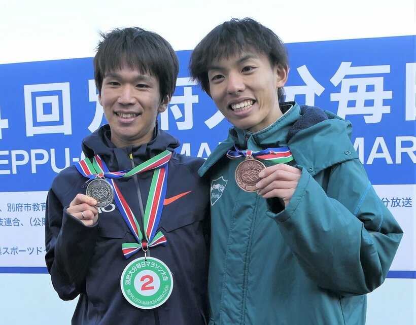 表彰台に上がった３位の黒田朝日（右）と２位の吉田祐也