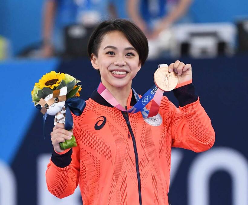  種目別「床」で銅メダルを獲得した村上茉愛