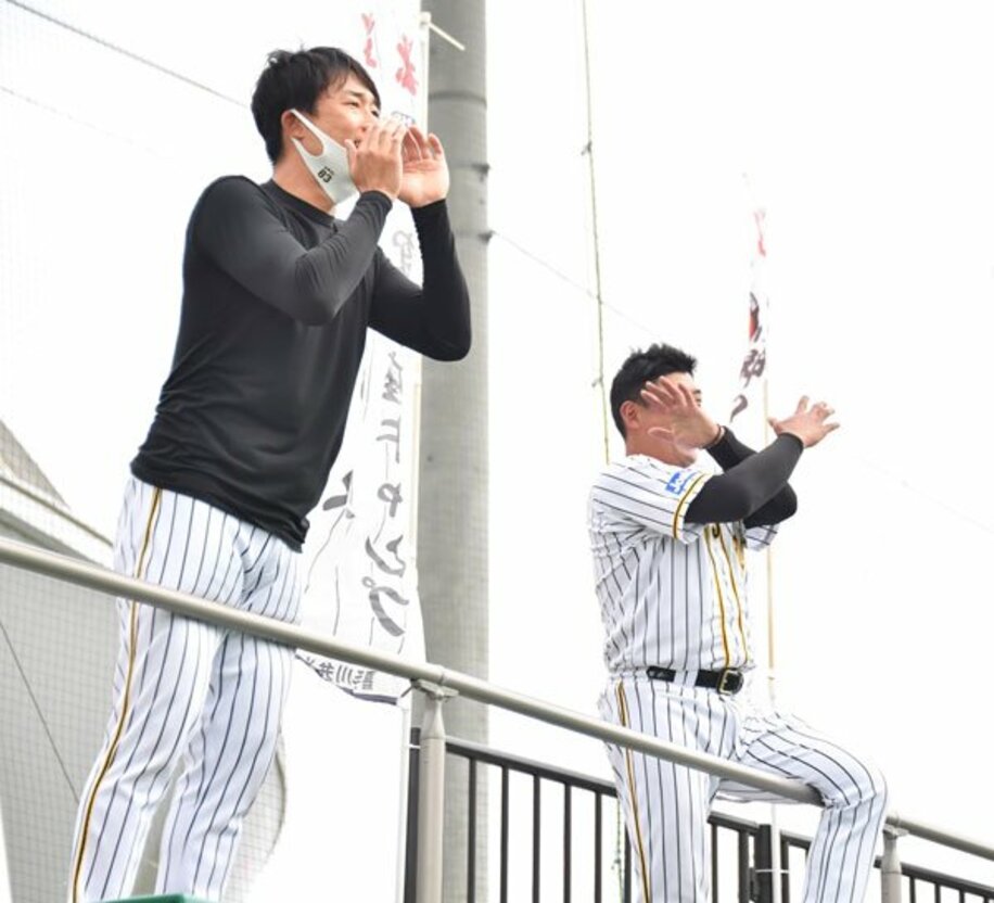  選手に声をかける新井コーチ(左)と北川コーチ
