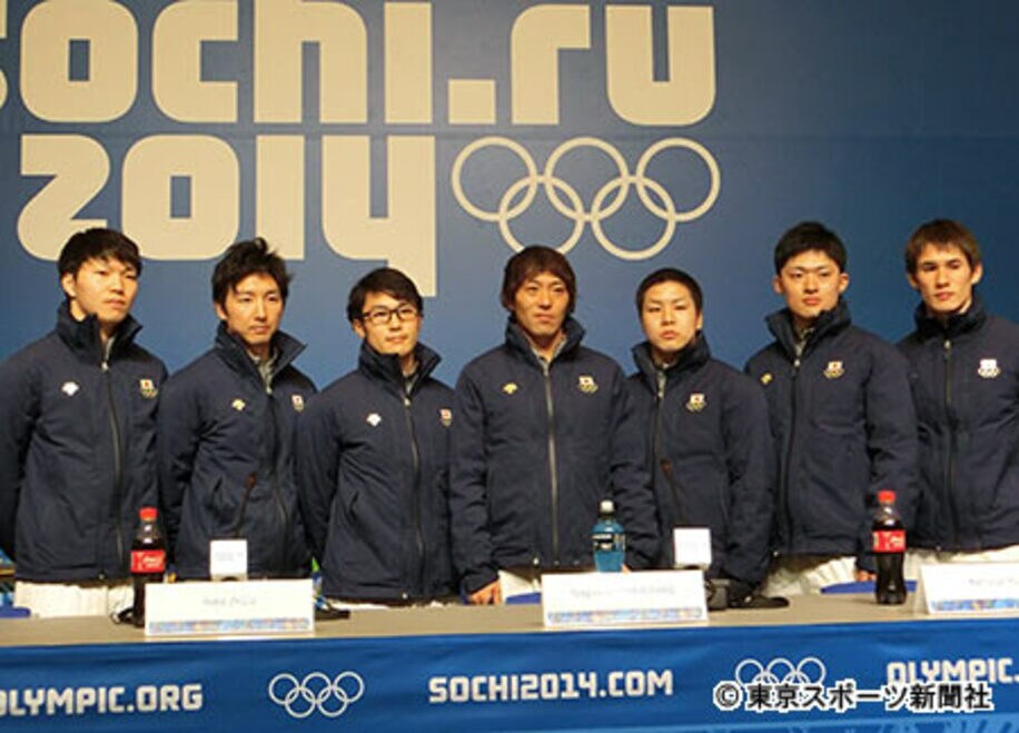 スピードスケート男子の会見。金メダルの期待がかかる長島（右から４人目）と加藤（左から３人目）