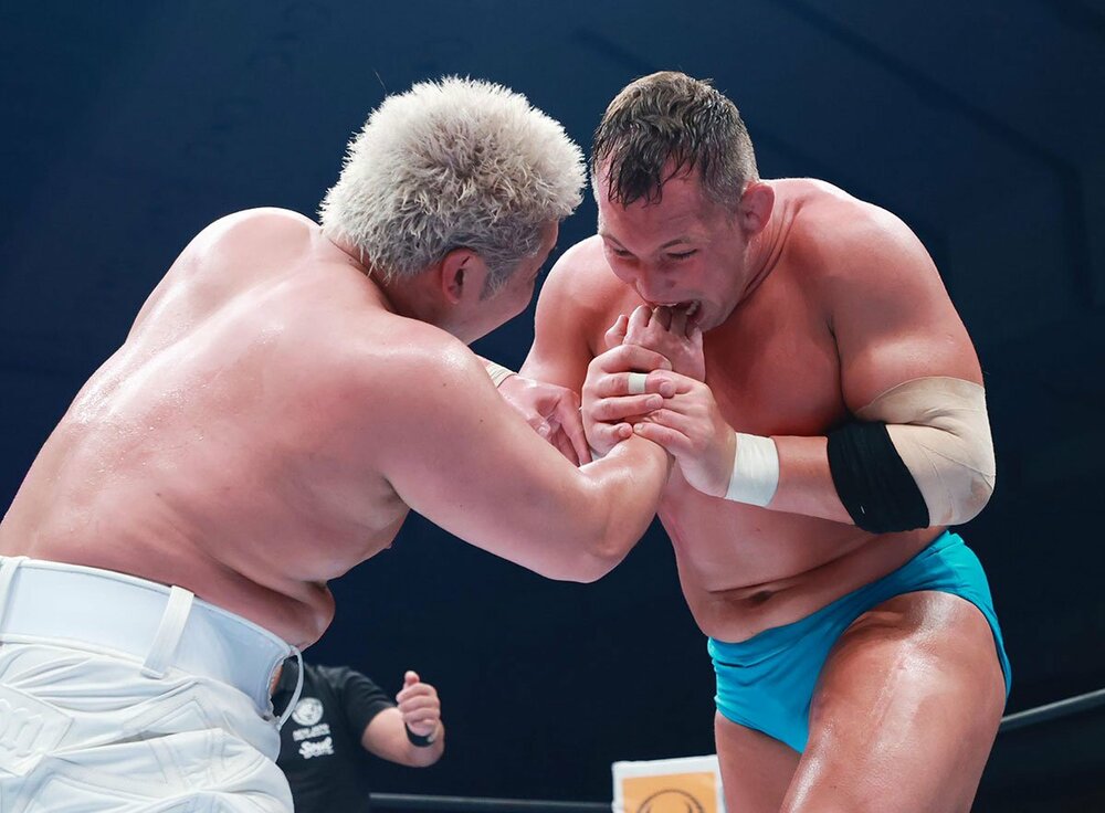 YutoーIce(左)の指に嚙みつくボルチン・オレッグ