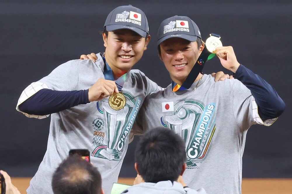 当時オリックスの山本由伸(右)とWBC優勝を喜んだが…