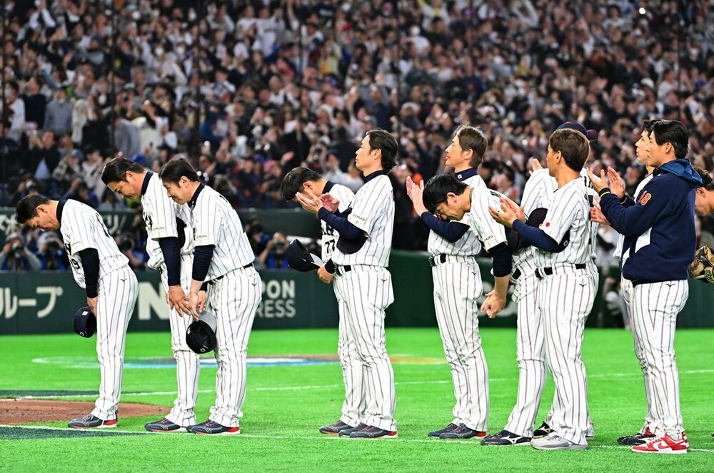 天皇皇后両陛下がご退席なさるのを脱帽して見守る侍ジャパン。左は井端監督