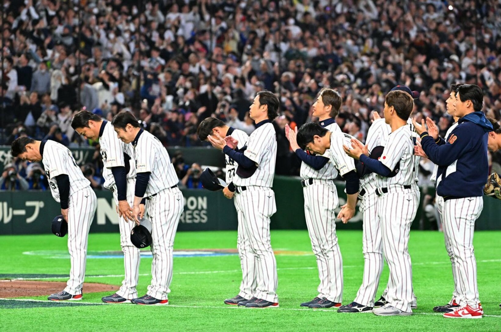 天皇皇后両陛下がご退席なさるのを脱帽して見守る侍ジャパン。左は井端監督