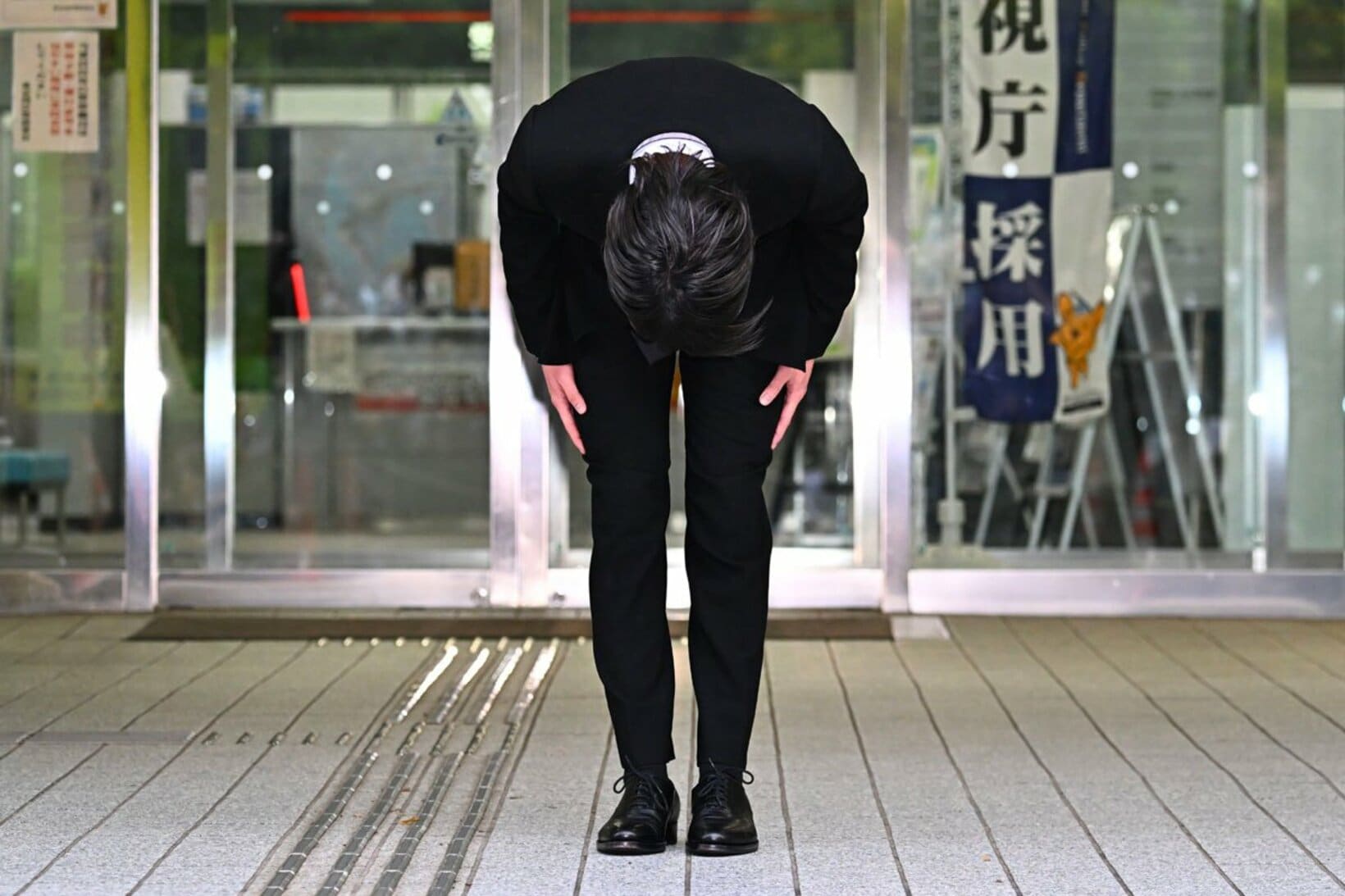 頭を下げる猪俣周杜