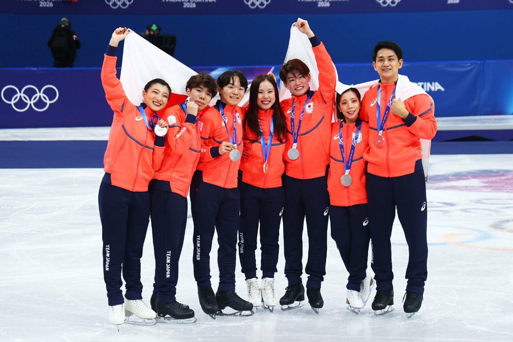 団体銀を獲得した(左から)坂本花織、佐藤駿、鍵山優真、吉田唄菜、森田真沙也、三浦璃来、木原龍一