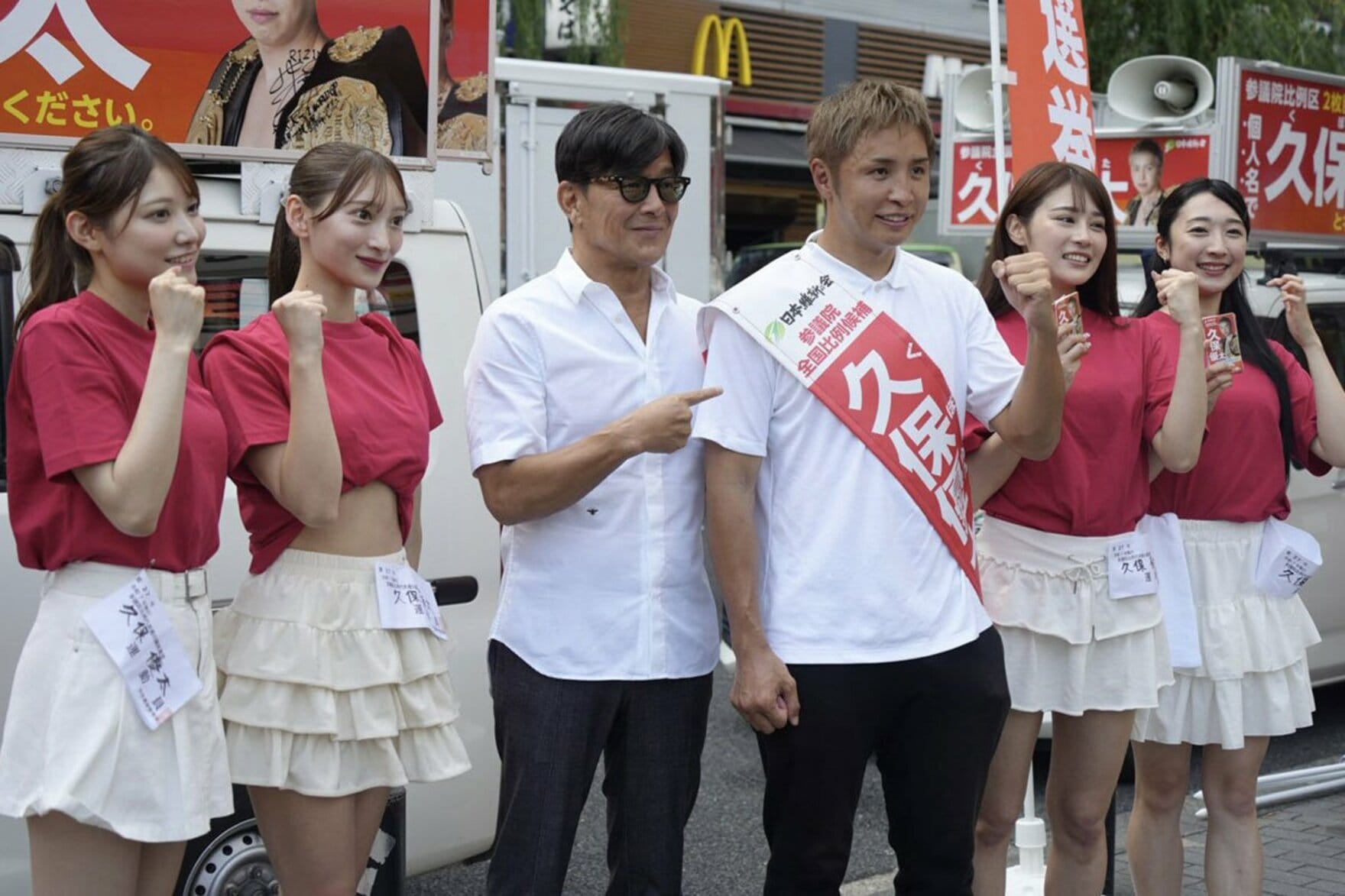 久保優太氏（右から3人目）の応援に駆け付けた榊原CEO（左から３人目）とRIZINガール