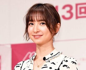  ベストマザー賞を受賞した篠田麻里子