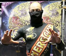  北津留翼が手作りハンバーガーの大きさを披露