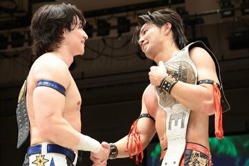 初シングルで激しくやりあったKO-D無差別級王者・上野勇希(左)と武知海青