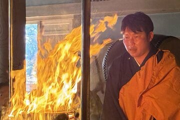 炎の中に何かを見つけた広島・新井監督