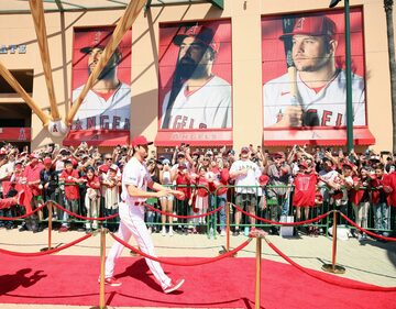 本拠地開幕戦前のセレモニーでファンの大歓声を浴びてレッドカーペットを歩く大谷