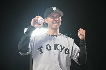 プロ初安打の記念球を手に笑顔の鈴木大和