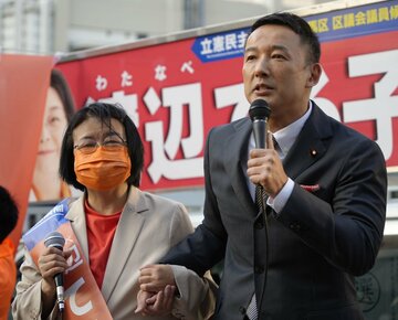  渡辺てる子氏（左）の応援に駆けつけたれいわ新選組の山本太郎代表-（東スポWeb）
