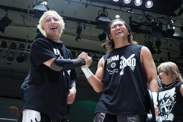 ＹＯ―ＨＥＹ（左）は笑顔でタダスケとガッチリ握手