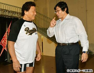 天龍（左）と談笑する小橋