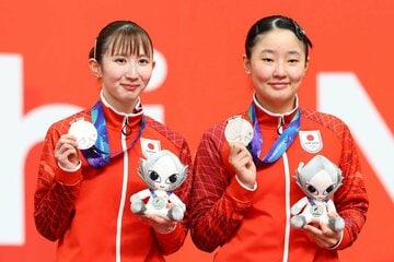 女子ダブルスで銀メダルに終わった張本美和(右)と早田ひな