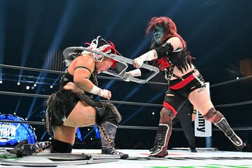 刀羅ナツコ(左)の頭部をパイプイスで打ち抜く王者・鈴季すず