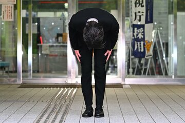 頭を下げる猪俣周杜
