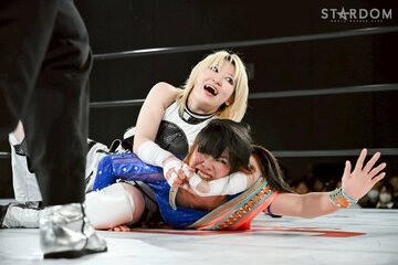 浜辺纏を締め上げる鉄アキラ（©スターダム）