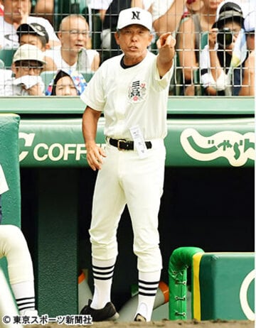  指示を出す小倉監督