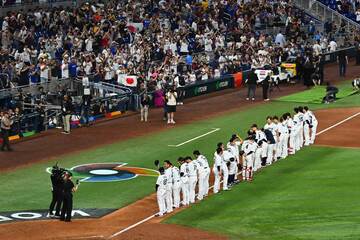 スタンドのファンに頭を下げる侍ジャパンの選手たち