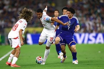 田中碧（右＝ロイター）