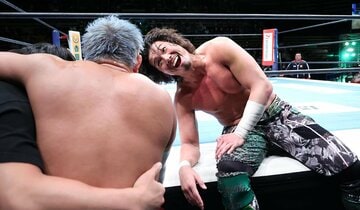 引き揚げるYOSHIーHASHI(左)を不敵な笑みで見送るジェイク・リー