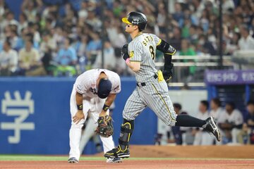 満塁弾にうなだれる相手を尻目にダイヤモンドを１周する佐藤輝明