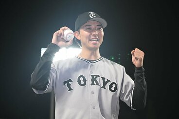 プロ初安打の記念球を手に笑顔の鈴木大和